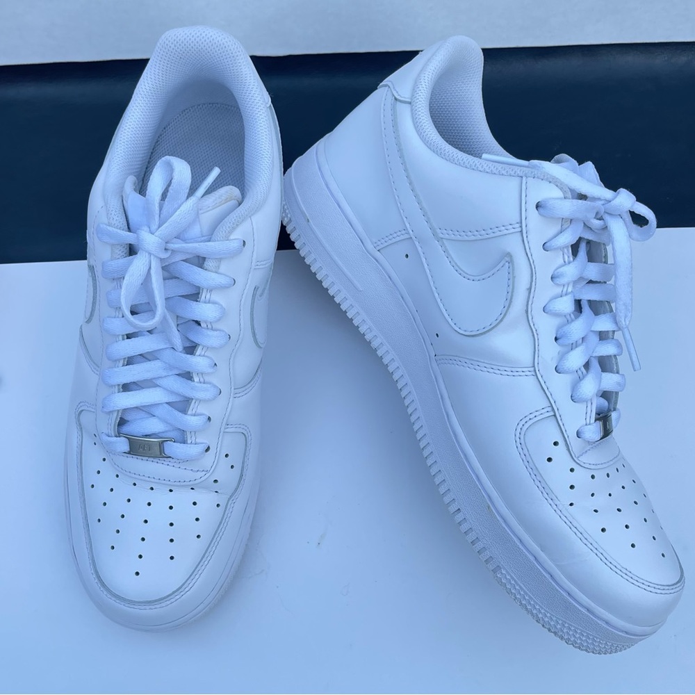 Nike Air Force 1 Men’s Size 10.5 White Athletic Lifestyle Shoes Sneakers - Picture 4 of 9